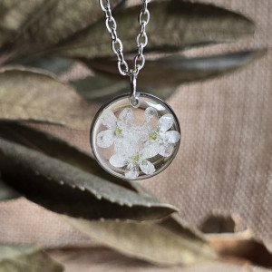 Zawieszka z unikatowymi niezapominajkami białymi