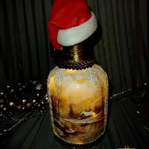 Lampionik w mikołajowej czapce