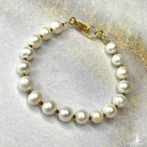 Ponadczasowa bransoletka z pereł ze złoconym wykończeniem c1325