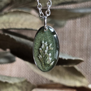 Srebrna jajowata zawieszka ze zbożami zielona brokatowa