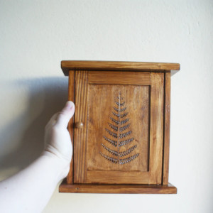 szafka na klucze z paprocią