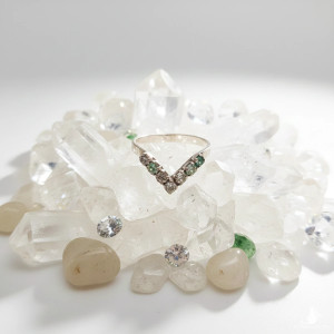 60 Delikatny Pierścionek Srebrny 925 V z Zielonymi Cyrkoniami | Rozmiar 12-13 | Punca RN