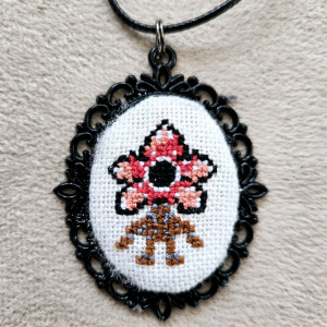 Demogorgon, zawieszka ręcznie wyszywana