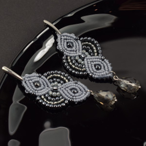 Długie , szare kolczyki z koralików - eleganckie, wieczorowe