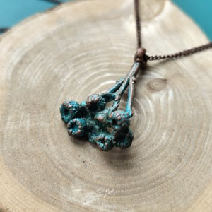 Kwiaty wrotyczu zamknięte w miedzi. Muśnięte patyną. Naszyjnik z wisiorem.