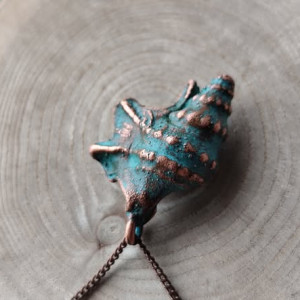 Prawdziwa muszelka zamknięta w miedzi.