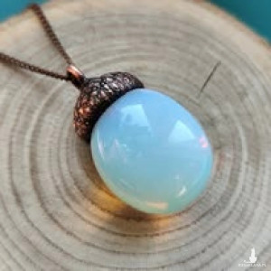 Opalit w prawdziwej żołędziowej czapeczce, pokrytej miedzią . Naszyjnik z wisiorem.