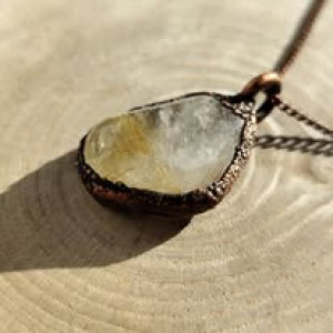 Cytryn  w miedzianej oprawie. Naszyjnik z wisiorem.