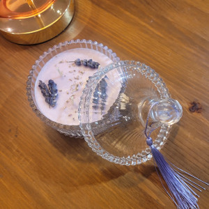 Piękna świeca sojowa o zapachu lawendy w szklanej bombonierze z chwostem