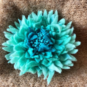 Piękna broszka kwiat z filcu