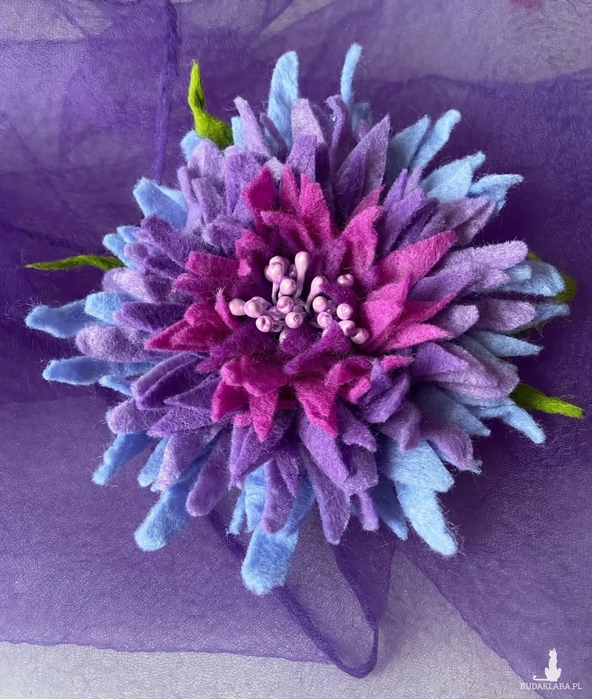 Piękna broszka kwiat z filcu