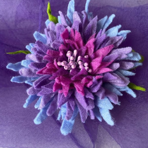 Piękna broszka kwiat z filcu