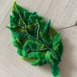 Broszka liść z filcu