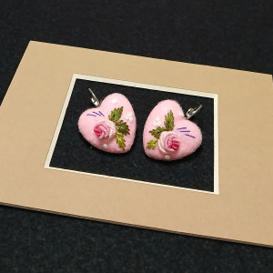 Ręcznie haftowane kolczyki  NIEWINNOŚĆ  stal szlachetna