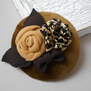 Aksamitny fascynator w brązach