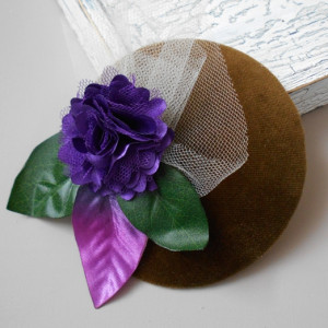 Aksamitny fascynator z fioletem