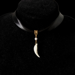 Choker z lisim kłem