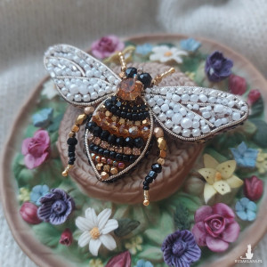 Urocza broszka PSZCZOŁA perłowa