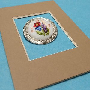 Ręcznie haftowana broszka  GLORIA