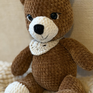 Miś Luka z apaszką ręcznie robiony w odcieniach brązu.