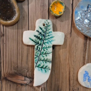 ceramiczny krzyż do powieszenia na ścianie, pamiątka Chrztu, prezent na Komunię
