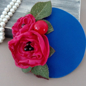 Fascynator z czerwonymi kwiatami