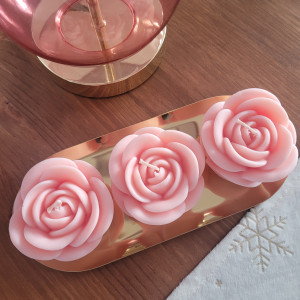 Elegancki zestaw świec sojowych na złotej tacy