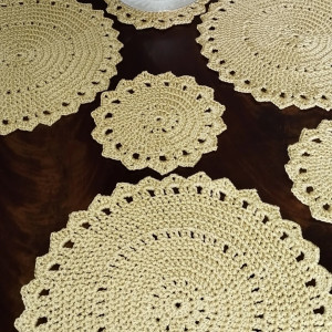 Elegancki komplet podkładek na stół – rękodzieło