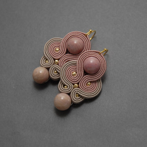 beżowo-różowe kolczyki lub klipsy sutasz z rodonitami