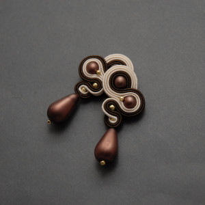 brązowo-kremowe kolczyki lub klipsy sutasz