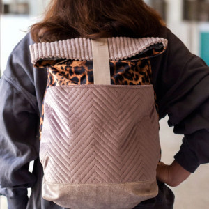 Pudroworóżowy składany plecak kurierski panterka