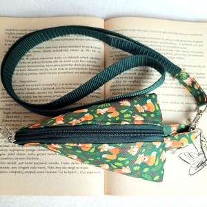 Etui na klucze: liski na zielonym