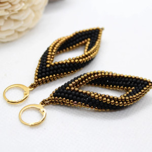 matowa czerń  kolczyki szyte z drobniutkich koralików