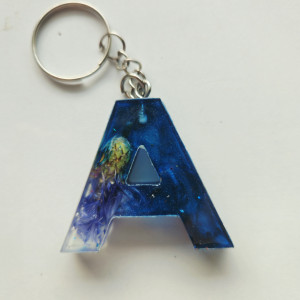 Brelok literka A morska chabrem i kryształkami