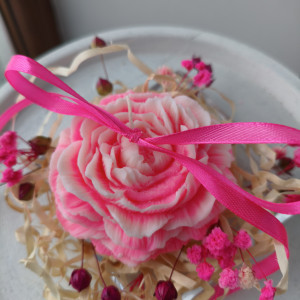 Upominek na Dzień Babci - świeca z wosku sojowego w kształcie piwonii