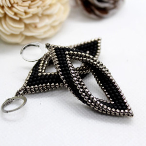 matowa czerń i srebro  kolczyki szyte z drobniutkich koralików