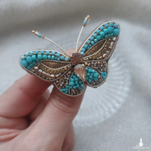 Urocza broszka MOTYL turkusowo-złoty