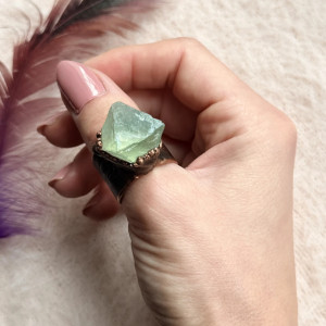 miedziany pierścień z fluorytem r.23