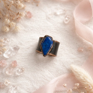 miedziany pierścień z sodalitem r.23