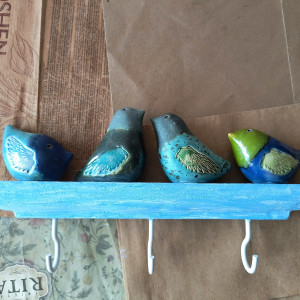 Wieszak z ptaszkami na niebieskim drewienku