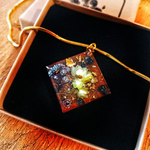 Duży wisiorek handmade z prawdziwymi kwiatami – elegancki prezent na Dzień Babci