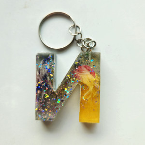 Brelok literka N bursztynowa z płatkami I srebrem