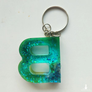 Brelok literka B morska z chabrem i kryształkami