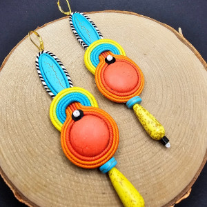 Długie kolorowe kolczyki sutasz z howlitami