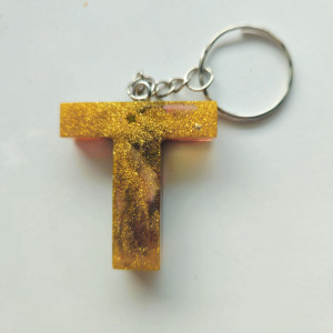 Brelok literka T bursztynowa złota z kolorowym maziajem