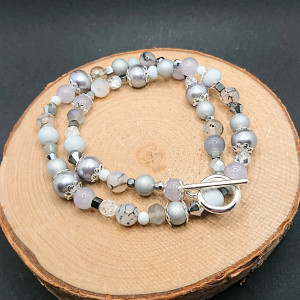 Szaro-srebrny naszyjnik z ozdobnym zapięciem