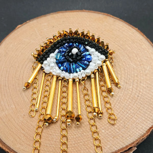 Haftowana broszka oko