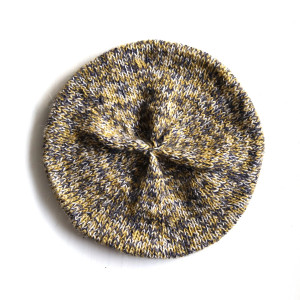 Aga - beret robiony na drutach