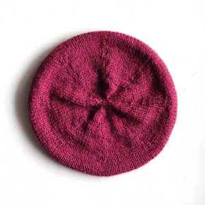 Bordo - beret robiony na drutach