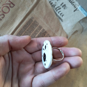 Pierścionek okrągły nakrapiany